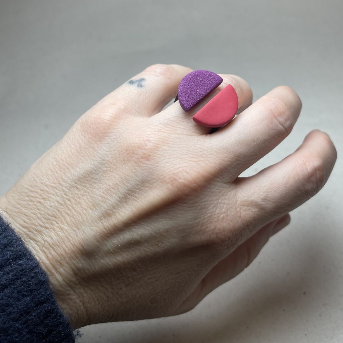 COZI ORB HAND MAGENTA METAL